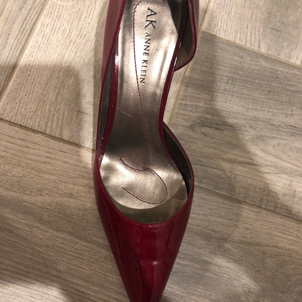 Classy dark red heels 👠